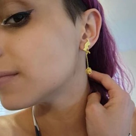 2/$30🌵 Gold Cat Playing w Yarn String Earrings Dangle Kitty Animal Cute Unique - Picture 8 of 10